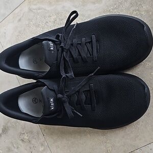 Kizik Men 13 wide All Black Sneakers